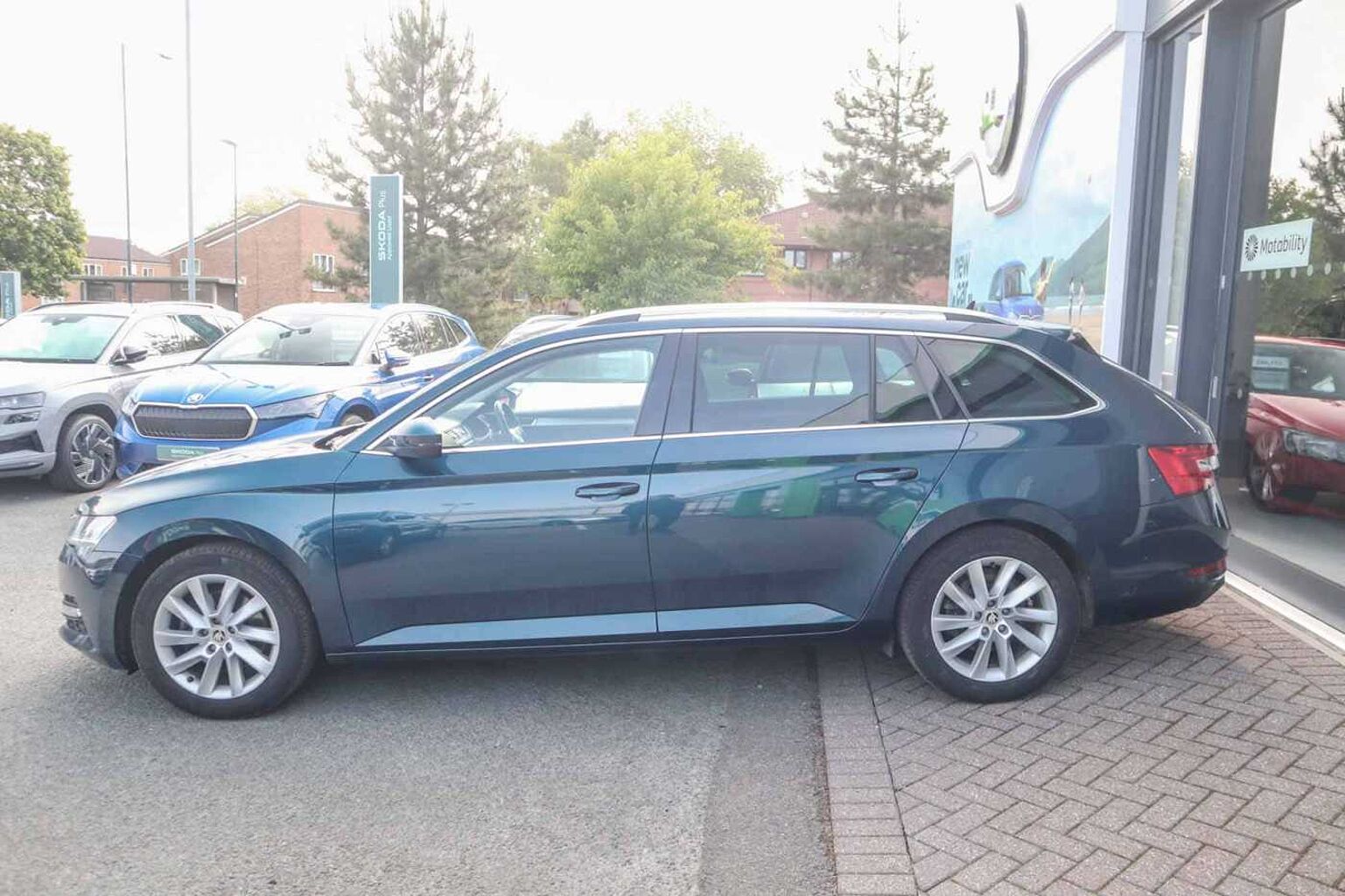SKODA Superb 2.0 TDI SE Technology Estate 5dr Diesel DSG Euro 6 (s/s) (122 ps)